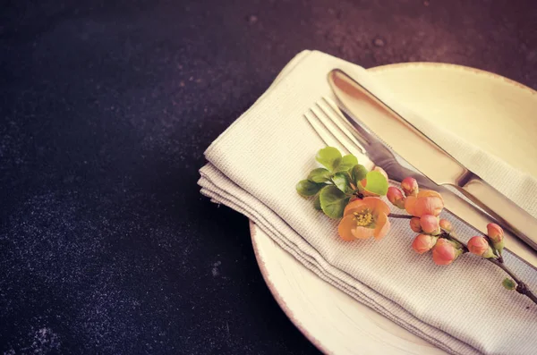 Koyu bir arka plan üzerinde narin çiçekler ile Vintage masa ayarı