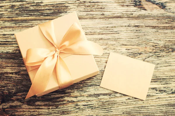 Χαρτοκιβώτιο δώρου με κορδέλα και κενή ετικέτα. — Φωτογραφία Αρχείου
