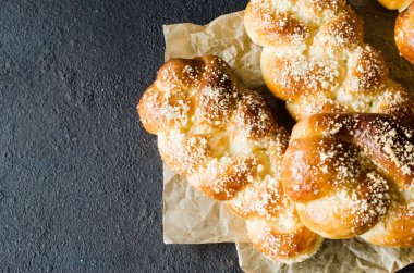 Fırında taze kokulu çörekler. Geleneksel ev yapımı hamur işleri. Pigtail çörekler üst görünümü.