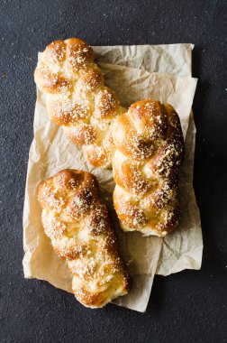 Fırında taze kokulu çörekler. Geleneksel ev yapımı hamur işleri. Pigtail çörekler üst görünümü.