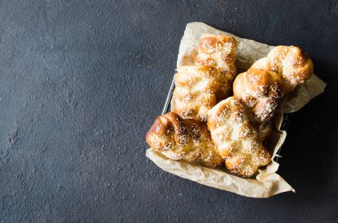 Fırında taze kokulu çörekler. Geleneksel ev yapımı hamur işleri. Pigtail çörekler üst görünümü.