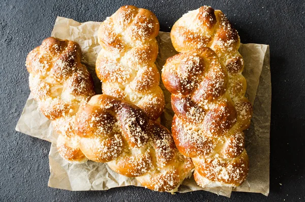 Fırında taze kokulu çörekler. Geleneksel ev yapımı hamur işleri. Pigtail çörekler üst görünümü.