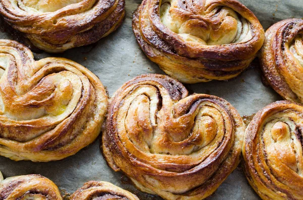 Fırında taze kokulu tarçınlı çörekler. Geleneksel ev yapımı hamur işleri.
