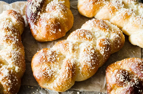 Bakade fräscha doftande bullar. Traditionella hembakade bakverk. Pigtail bullar uppifrån och. — Stockfoto