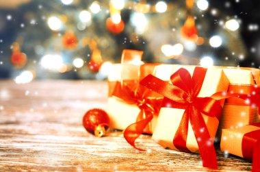 Noel ağacı ve parıldayan parti ışıkları bokeh arka plan karşı Noel hediye kutuları.