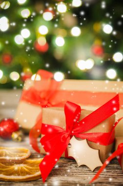 Noel ağacı ve parıldayan parti ışıkları bokeh arka plan karşı Noel hediye kutuları.