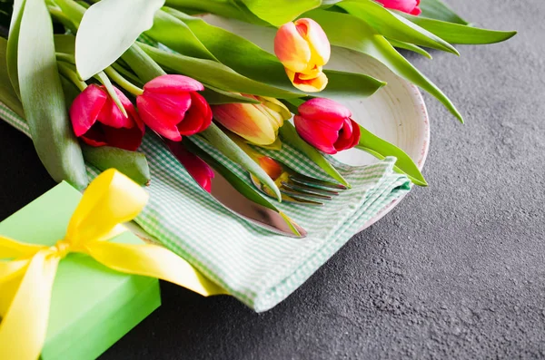 Ajuste de mesa festivo con tulipanes para cumpleaños, día de la madre o para otro día festivo . — Foto de Stock