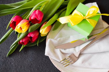 Doğum günü için Tulips Ile şenlikli tablo ayarı, anneler günü veya başka bir tatil için.