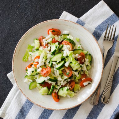 Taze sebzelerin sağlıklı sebze salatası. Öğle yemeği için diyet menüsü.