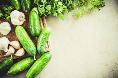 Preparat, sebze, sarımsak, tuz ve baharatlarla Marine edilmiş koruma salatalıklar.