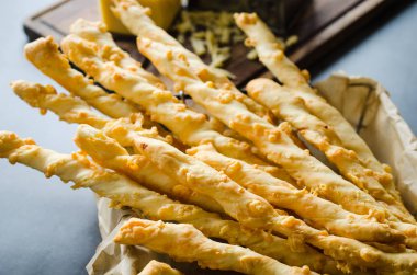 Peynir çubuğu. Koyu arka planda peynir ile breadsticks. Snack veya parti zamanı için konsept