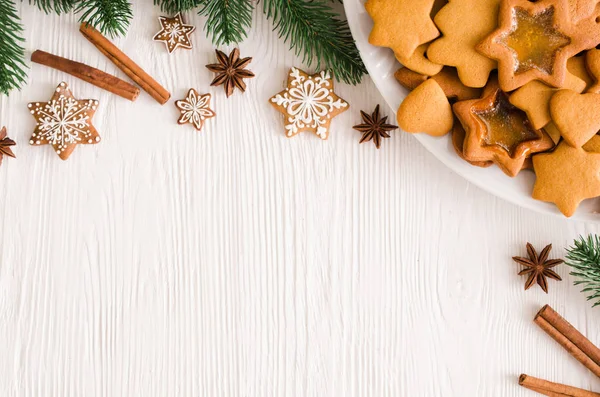 Kulinarischer Hintergrund mit frisch gebackenen Weihnachts-Lebkuchen, Gewürzen und Tannenzweigen. — Stockfoto
