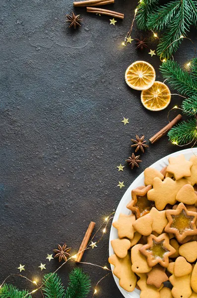 Kulinarischer Hintergrund mit frisch gebackenen Weihnachts-Lebkuchen, Gewürzen und Tannenzweigen. — Stockfoto