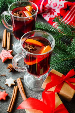 Mulled şarap ve sıcak bir eşarp ile Noel.
