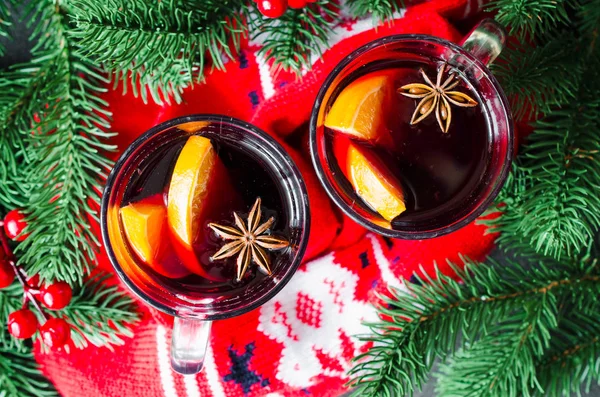 Navidad con vino caliente y una bufanda caliente . — Foto de Stock