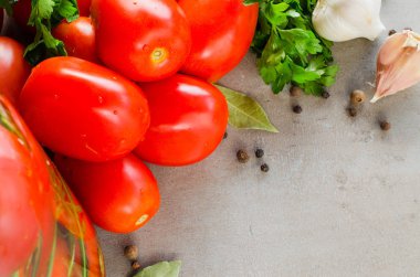 Preparat, sebze, sarımsak, tuz ve baharatlarla Marine edilmiş koruma domatesleri.