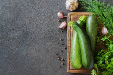 Taze organik kabak, sarımsak ve maydanoz, otlar ve baharatlar.