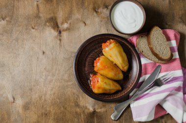 Domates, çavdar ekmeği pirinç ve kıyılmış et yahnisi ile biber dolması. Rustik gıda.