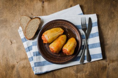 Domates, çavdar ekmeği pirinç ve kıyılmış et yahnisi ile biber dolması. Rustik gıda.