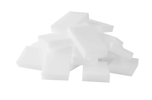 Esponjas de melamina Heap isoladas sobre fundo branco . — Fotografia de Stock