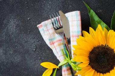 Sonbahar sofra yeri ayarı, peçete ve ayçiçeği ile çatal.