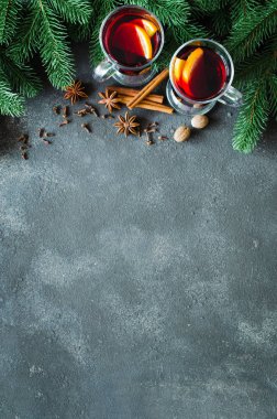 Noel koyu beton arka plan üzerinde baharat ile kırmızı şarap mulled