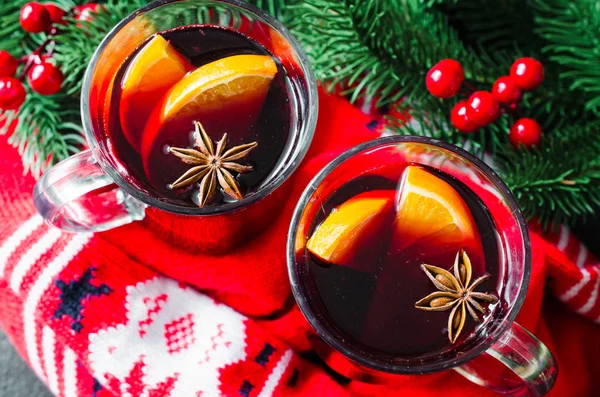 Weihnachten mit Glühwein und einem warmen Schal. — Stockfoto