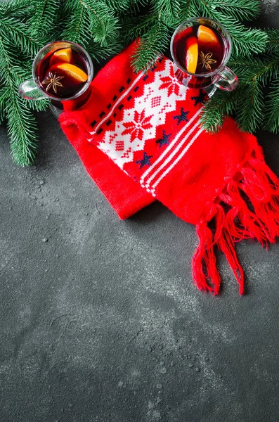 Navidad con vino caliente y una bufanda caliente . — Foto de Stock