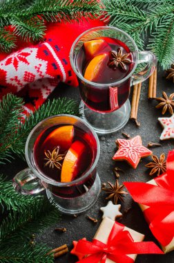 Mulled şarap ve sıcak bir eşarp ile Noel.