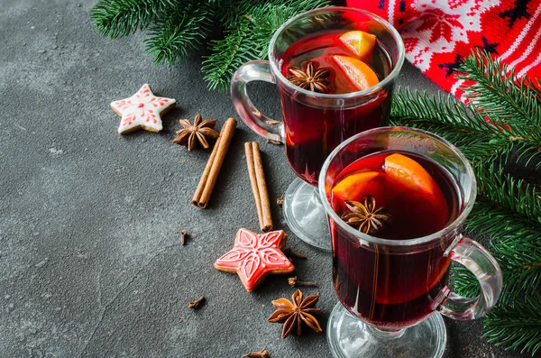 Navidad con vino caliente y una bufanda caliente . — Foto de Stock