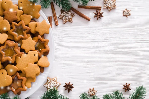 Kulinarischer Hintergrund mit frisch gebackenen Weihnachts-Lebkuchen, Gewürzen und Tannenzweigen. Kopierraum — Stockfoto