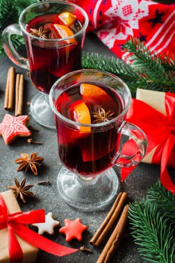 Mulled şarap ve sıcak bir eşarp ile Noel.