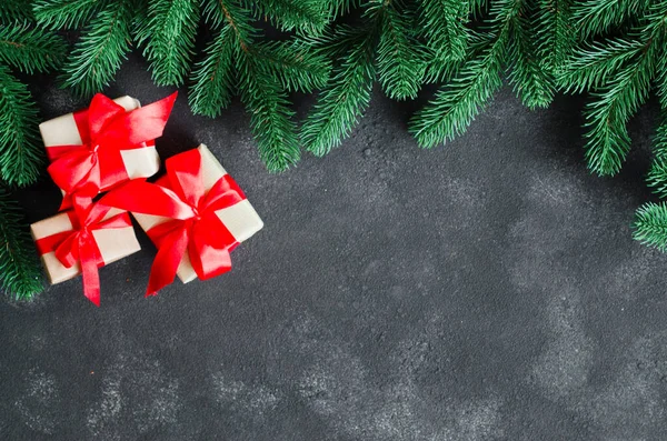 モミの木とクリスマスのギフトボックスとクリスマスの背景. — ストック写真