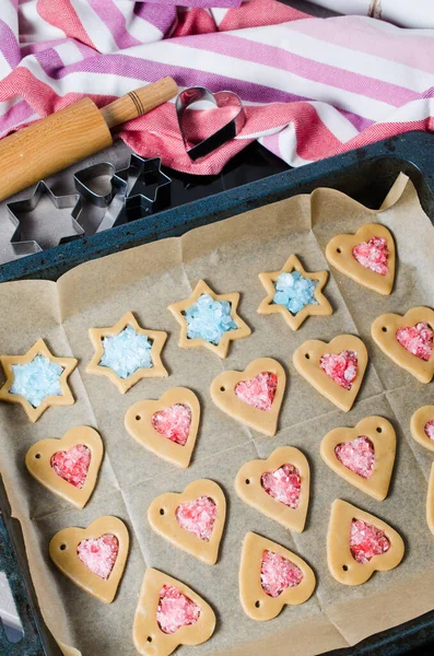 El proceso de hacer galletas y pan de jengibre de Navidad . — Foto de Stock