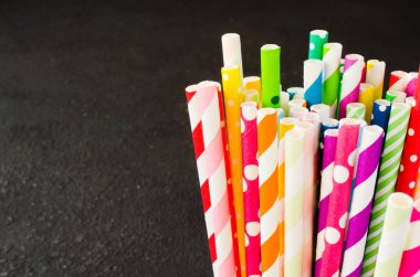 Kokteyller ve içecekler için farklı renklerde renkli kamışlar..