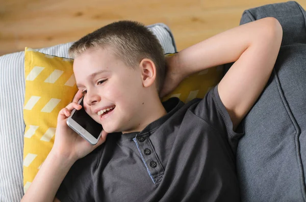 Młody Nastolatek Używa Telefonu Komórkowego Relaksuje Się Domu Szczęśliwy Blondyn — Zdjęcie stockowe