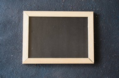 Boş karatahta geçmişi. Ahşap çerçevede boş karatahta.