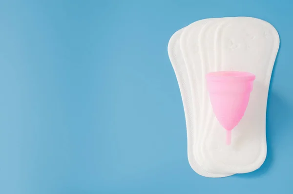 Feminine sanitary pad and menstrual cup. Concept of feminine hygiene during menstruation. — Stock Photo, Image