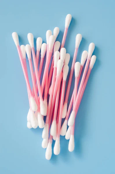 Cosmetic cotton buds on blue background. Sticks for cleaning ears. — Stock Photo, Image