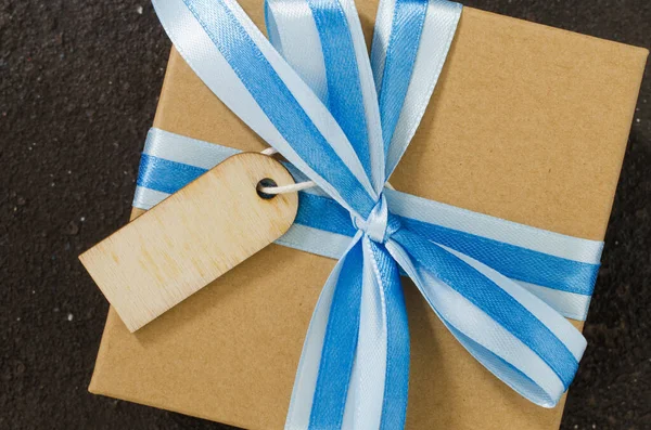 Caja de regalo con etiqueta vacía. Mockup de la tarjeta de felicitación para el Día de los Padres o Abuelos . — Foto de Stock