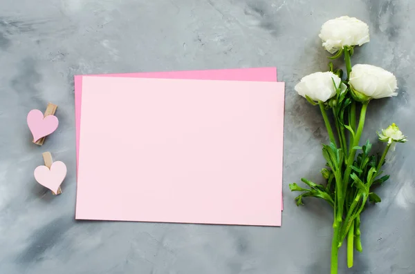 Макет вітальної листівки. Порожній рожевий папір з квітами і серцями . Стокове Фото
