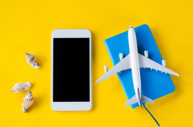 Boş ekran akıllı telefonu, dekoratif uçak ve defter, uygulama sunumu için şablon. Yaz seyahati planı. Model yap. Yukarıdan bak. Düz yatıyordu