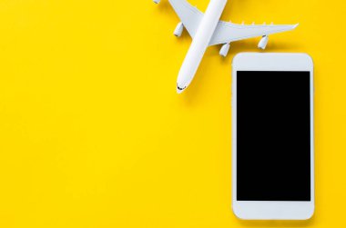 Boş ekran akıllı telefonu, dekoratif uçak ve deniz kabukları, uygulama sunumu için şablon. Yaz seyahati planı. Model yap. Yukarıdan bak. Düz yatıyordu