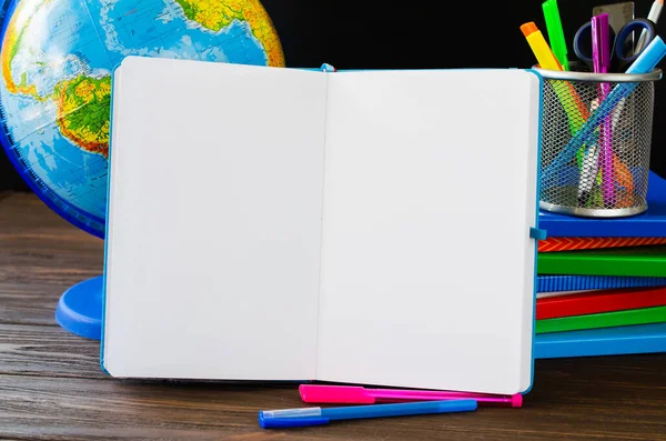 Знову Школу Відкрийте Порожній Блокнот Безліч Книжок Шкільні Прилади Глобус — стокове фото