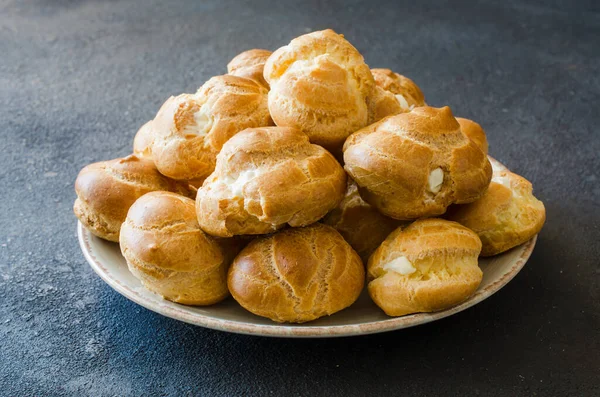 Pastelaria Profitroles Caseiro Cheio Creme Com Chá Eclairs Com Creme — Fotografia de Stock