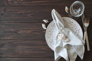 Deniz tarzında zarif bir tatil yemeği masası. Klasik ya da provence tarzında bir şenlik masası. Concept Wedding, doğum günü ya da Anneler Günü. Seçici Odaklanma.