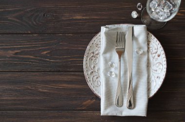 Zarif bir tatil yemeği masası. Klasik ya da provence tarzında bir şenlik masası. Concept Wedding, doğum günü ya da Anneler Günü. Seçici Odaklanma.