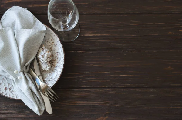 Deniz tarzında zarif bir tatil yemeği masası. Klasik ya da provence tarzında bir şenlik masası. Concept Wedding, doğum günü ya da Anneler Günü. Seçici Odaklanma.