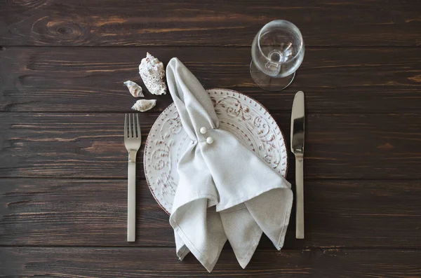 海のスタイルでエレガントな休日のディナーテーブル。お祭りのテーブルの設定。コンセプト結婚式、誕生日または母の日. — ストック写真