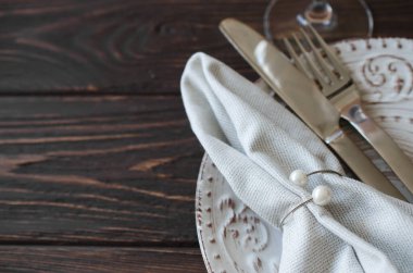 Zarif bir tatil yemeği masası. Klasik tarzda bir şenlik masası. Konsept Düğün, Doğum Günü ya da Anneler Günü.